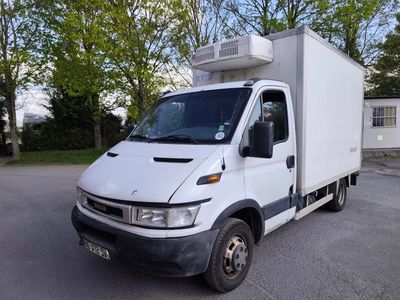 un camion blanc garé sur le parking