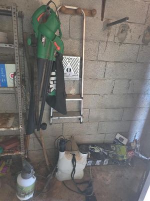 une photo d'un garage avec des outils et une échelle