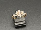 une image représentant une bague sertie de diamants sur un fond noir