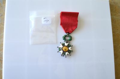 un ruban rouge orné d'une étoile, à côté d'un sac