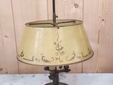 une lampe à l'ancienne, avec un cordon d'alimentation branché dessus