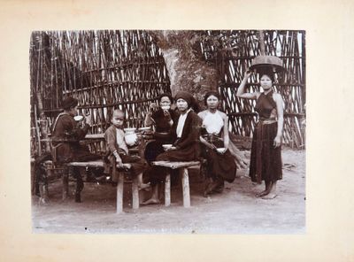 un groupe de personnes assises autour d'une table
