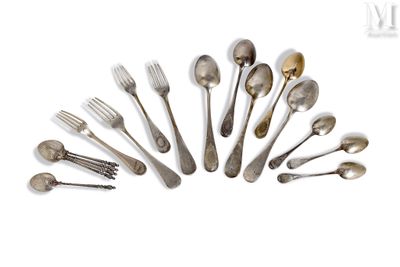 Lot de couverts en argent comprenant - une grande cuillère, …