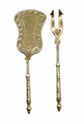 deux couverts sur fond blanc : une cuillère et une fourchette