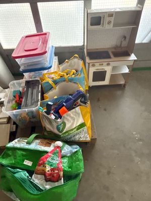 de nombreux sacs remplis d'objets posés par terre dans la pièce