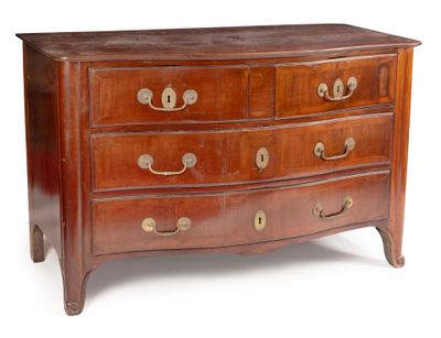 une commode en bois avec des ferrures en laiton sur les tiroirs