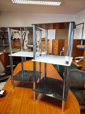 un bureau à trois étagères et une chaise dans la pièce