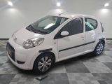 la photo d'une petite voiture blanche garée dans un garage