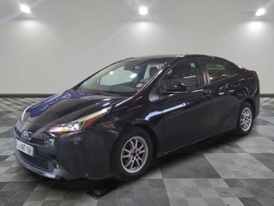 La Toyota Prius est garée dans le garage, sur un sol à damier.