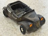 une petite voiture posée par terre