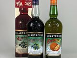 deux bouteilles de vin et une caisse d'alcool posées sur une table