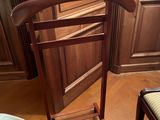 un porte-manteau en bois sur lequel est accroché un cintre en bois