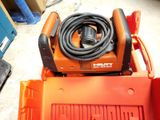 une boîte à outils orange contenant un tuyau et une boîte à outils rouge