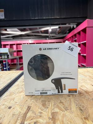 un gros plan sur une boîte posée sur une table dans un magasin