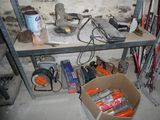 une boîte à outils posée sur une étagère dans une pièce