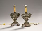 paire de lampes de table anciennes en laiton sur des socles en marbre