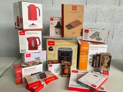 de nombreuses boîtes de café et des accessoires pour cafetière posés sur la table