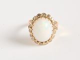 une bague en oplite et diamants