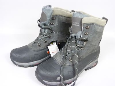 une paire de bottes de neige grises avec une étiquette