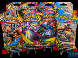Quatre paquets de cartes à collectionner Pokémon sont représentés sur un fond noir.