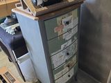 une photo d'un petit meuble sur lequel est posée une imprimante