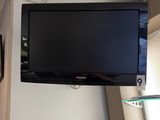 un téléviseur à écran plat accroché au mur de la chambre