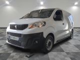 la camionnette blanche est garée sur le sol en damier d'une pièce