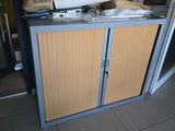 une armoire sur laquelle est posé un rouleau de papier