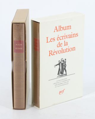 deux livres posés l'un à côté de l'autre sur une table