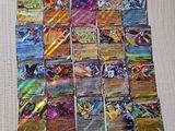 un gros plan sur une pile de cartes Pokémon posée sur une table