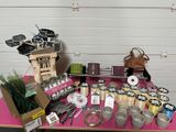 une table rose sur laquelle sont posés de nombreux objets
