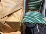 une chaise avec une assise verte et blanche à côté d'une chaise marron avec une assise verte et blanche
