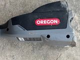 un outil d'oregon noir et rouge sur le sol