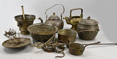 beaucoup de vieux objets en métal posés sur la table