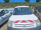 une camionnette blanche garée dans un parking à côté d'autres voitures