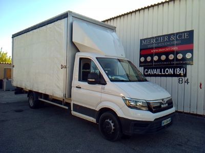 un camion blanc garé devant un bâtiment