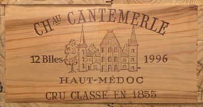 un panneau en bois sur lequel est représenté un château et où l'on peut lire « Château Émerie »