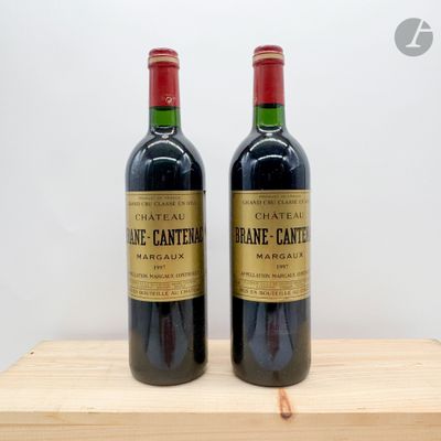 deux bouteilles de vin posées sur une table en bois
