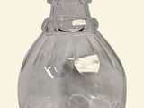 une bouteille en verre transparent contenant un peu de sable