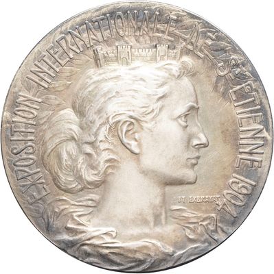 gros plan d'une pièce d'argent avec un visage de femme