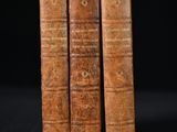 un ensemble de trois livres anciens sur fond noir