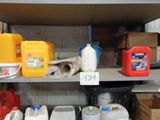une étagère remplie de différents types de produits d'entretien