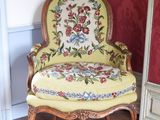 une chaise qui se trouve dans le coin d'une pièce