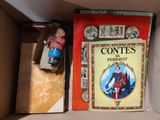 une boîte contenant une poupée et un livre