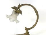 lampe de table en laiton plaqué, dotée d'un abat-jour en verre sur lequel est représenté un oiseau