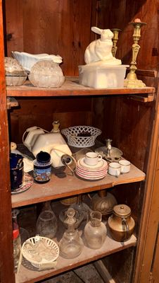 une armoire en bois sur laquelle sont disposés de nombreux objets divers