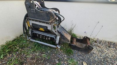 une petite machine posée sur le sol