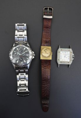 deux montres sont assises l'une à côté de l'autre sur une table