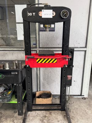 une photo d'un élévateur hydraulique dans un garage