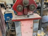 une machine posée sur un chariot dans un garage